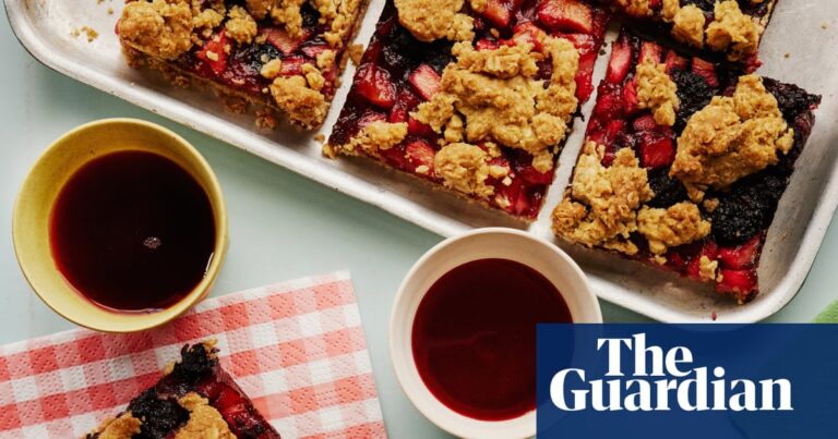 Brown butter apple and blackberry bars on a trap, with some in a lunchbox and some on a napkin, and drinks alongside