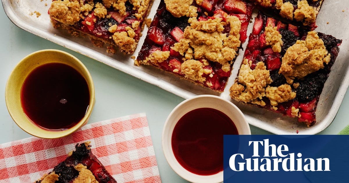 Brown butter apple and blackberry bars on a trap, with some in a lunchbox and some on a napkin, and drinks alongside